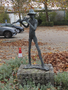 901999 Afbeelding van het bronzen beeldhouwwerk 'Fluitspeler' van Jits Bakker, bij de parkeerplaats van de Eneco ...